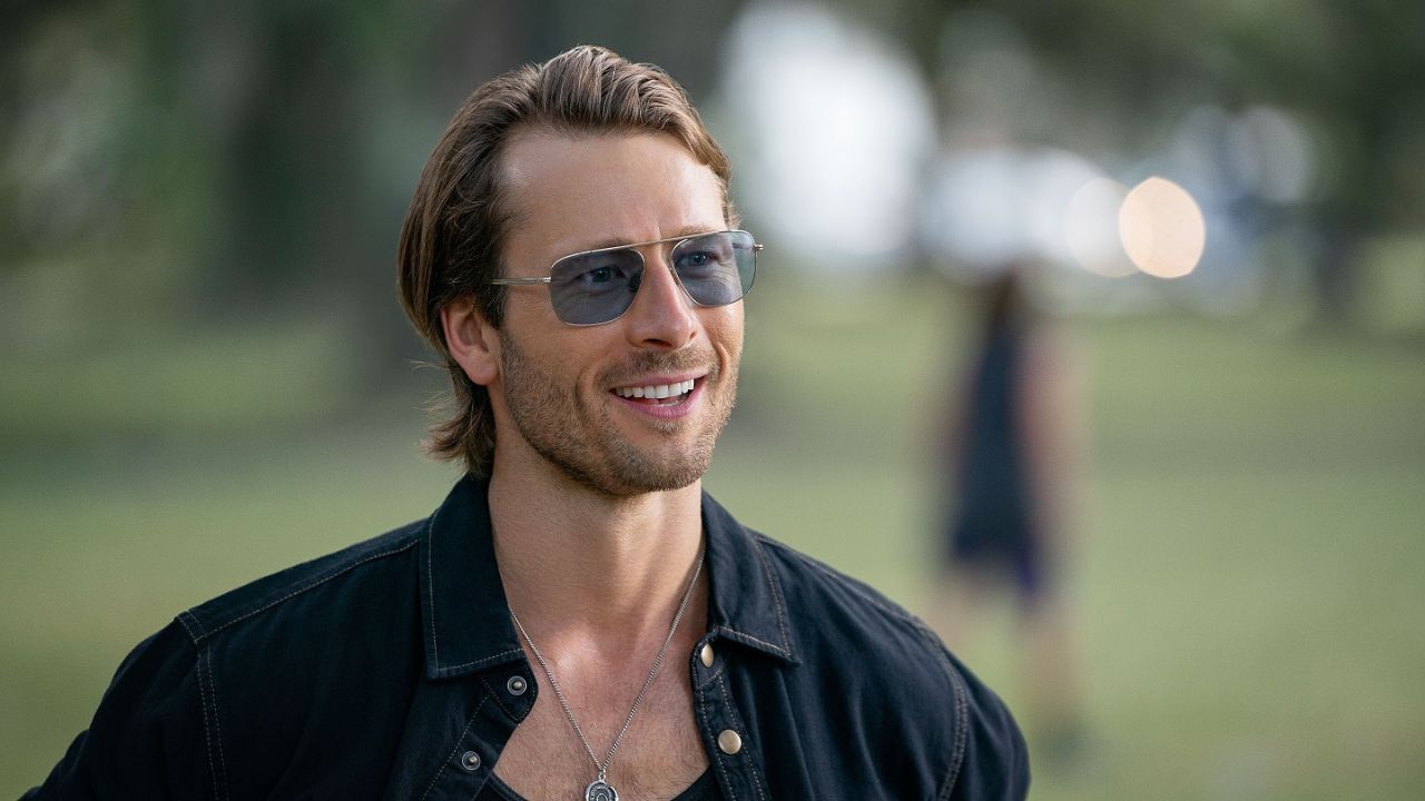 Hit Man - Killer per caso, Glen Powell conduce una doppia vita nel film su Sky Cinema e NOW