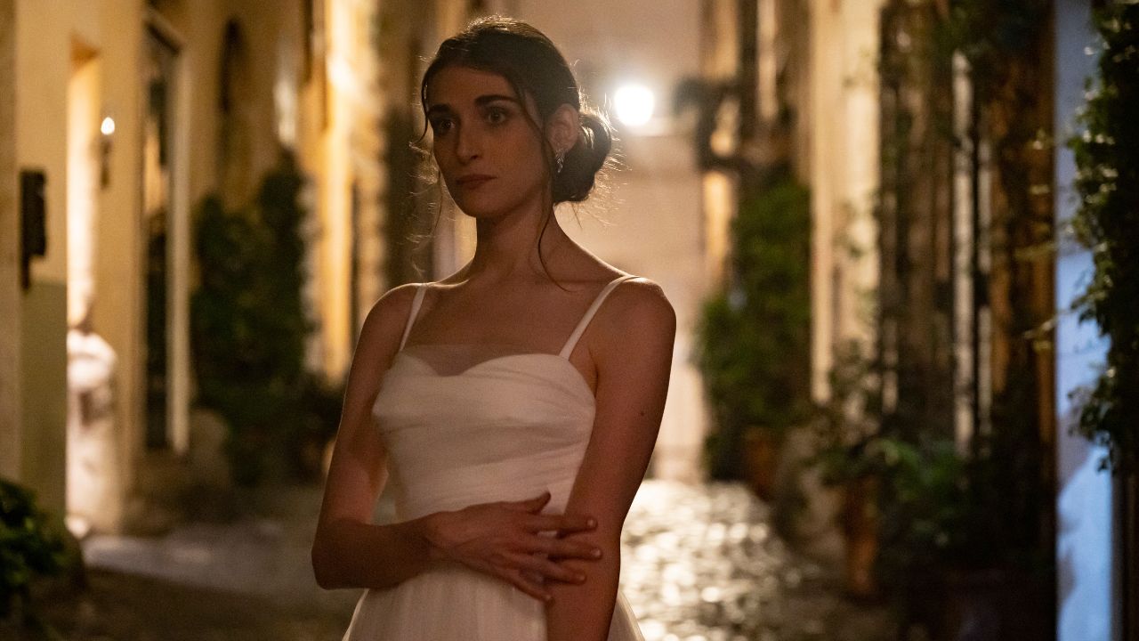Finché notte non ci separi, due novelli sposi vagano per Roma nel film su Sky Cinema Uno e NOW