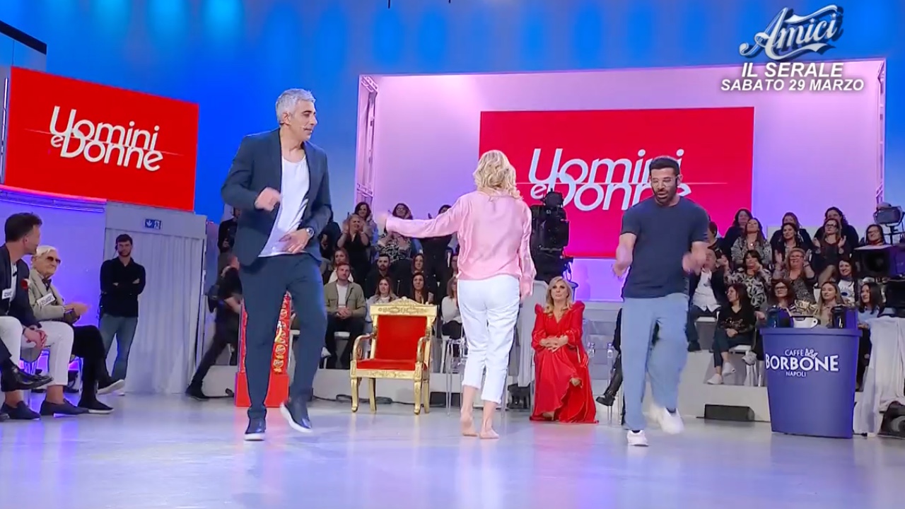 Uomini e Donne le sfide di ballo tra Giuseppe e Gianni hanno stancato