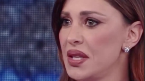 Belen Rodriguez mette in difficoltà Fazio a Che Tempo che Fa: siede sulla scrivania e parla della Farfallina