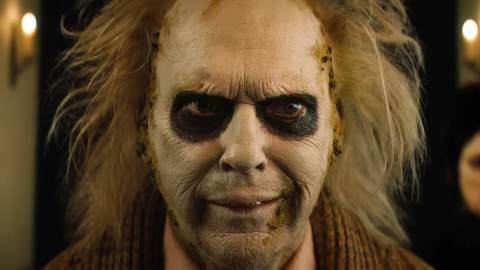 È ufficiale: Beetlejuice 3 si farà! Warner Bros. punta tutto sul bio-esorcista di Tim Burton