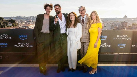 Un altro piccolo favore: il regista Paul Feig e il cast italiano del sequel si incontrano a Roma