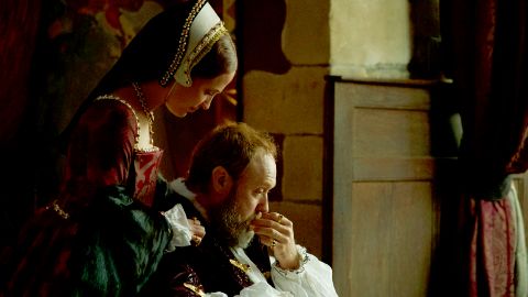 Jude Law e Alicia Vikander sono Enrico VIII e Katherine Parr nel trailer di L'Ultima Regina
