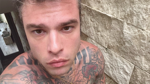 Fedez beccato con una misteriosa ragazza: Il video del bacio appassionato