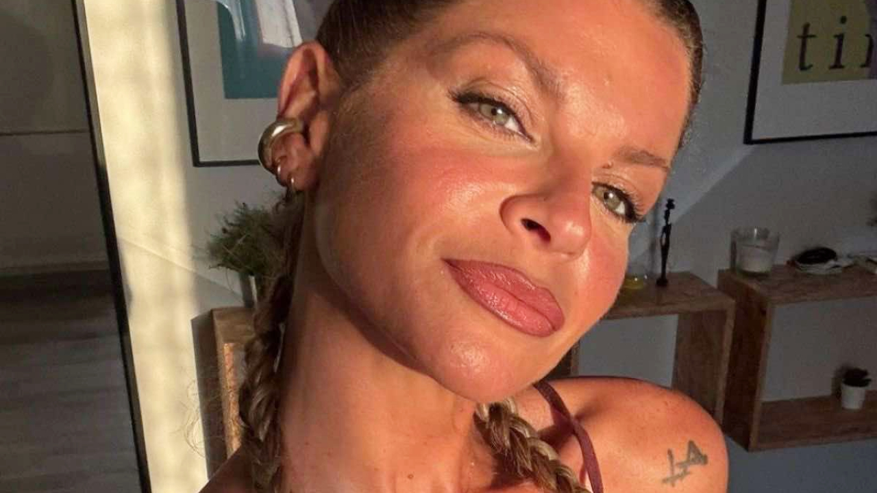 Alessandra Amoroso su Maria De Filippi: "Ha saputo che io fossi incinta senza che glielo dicessi"
