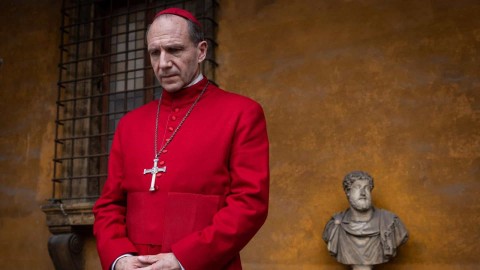 Conclave, il thriller con Ralph Fiennes debutta in streaming su Prime Video