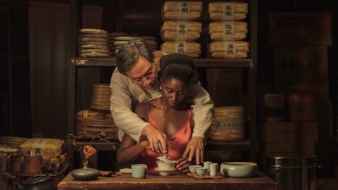 Black Tea: in anteprima esclusiva il trailer italiano del melodramma fra Africa e Cina di Abderrahmane Sissako