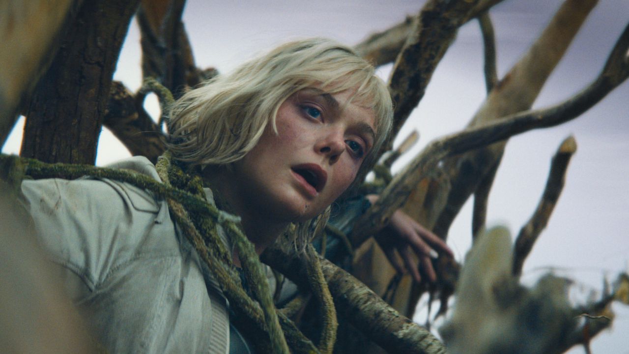 Predator: Badlands, il regista sul personaggio di Elle Fanning: "Ha un'ispirazione davvero unica"