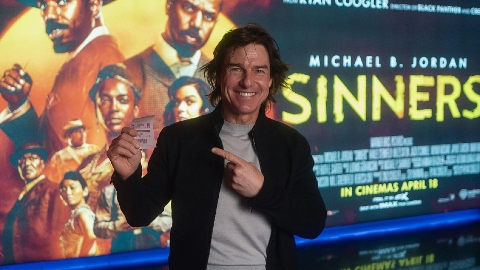 I Peccatori: arrivano i complimenti di Tom Cruise, che posta una foto con il suo sorriso killer e il biglietto del film