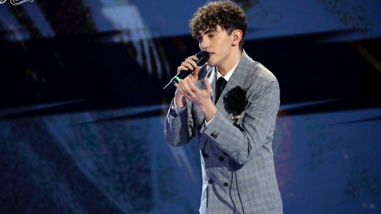 Amici 24, Michele Bravi presenta il suo nuovo singolo ed emoziona tutto lo studio Amici 24, Michele Bravi presenta il suo nuovo singolo ed emoziona tutto lo studio