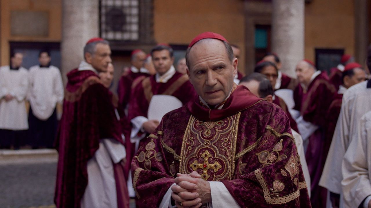 Conclave, il film più chiacchierato del momento arriva su Sky Cinema Uno e NOW Conclave, il film più chiacchierato del momento arriva su Sky Cinema Uno e NOW
