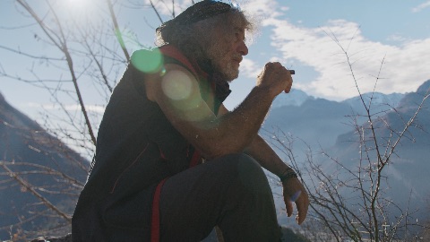 Mauro Corona, la mia vita finché capita: un documentario scava nell’intimità di un personaggio