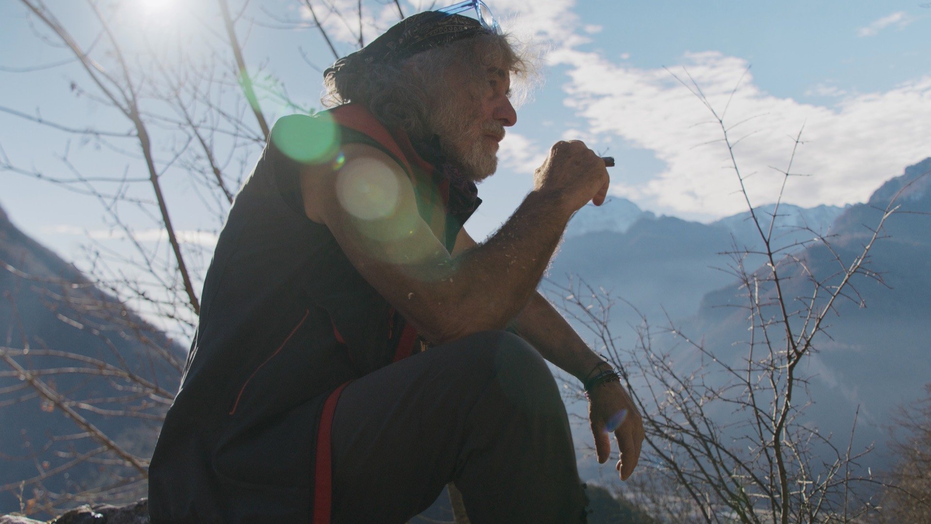 Mauro Corona, la mia vita finché capita: un documentario scava nell’intimità di un personaggio Mauro Corona, la mia vita finché capita: un documentario scava nell’intimità di un personaggio