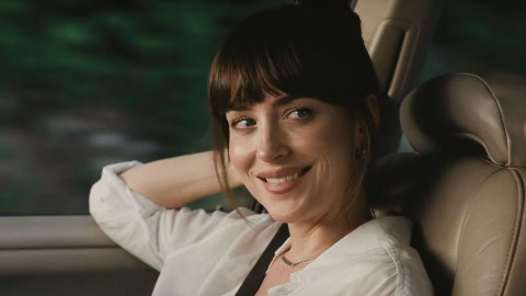 Dakota Johnson tra Pedro Pascal e Chris Evans nel trailer di Materialists