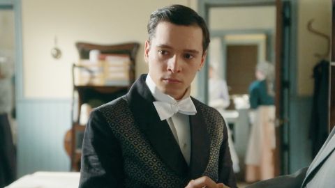 La Promessa Anticipazioni 12 maggio 2025: Santos preoccupa Petra. Don Ricardo perde le staffe!