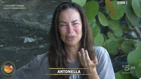 Isola dei Famosi,  Antonella Mosetti crolla e pensa di lasciare il reality: "Sono troppi anni che sto male"