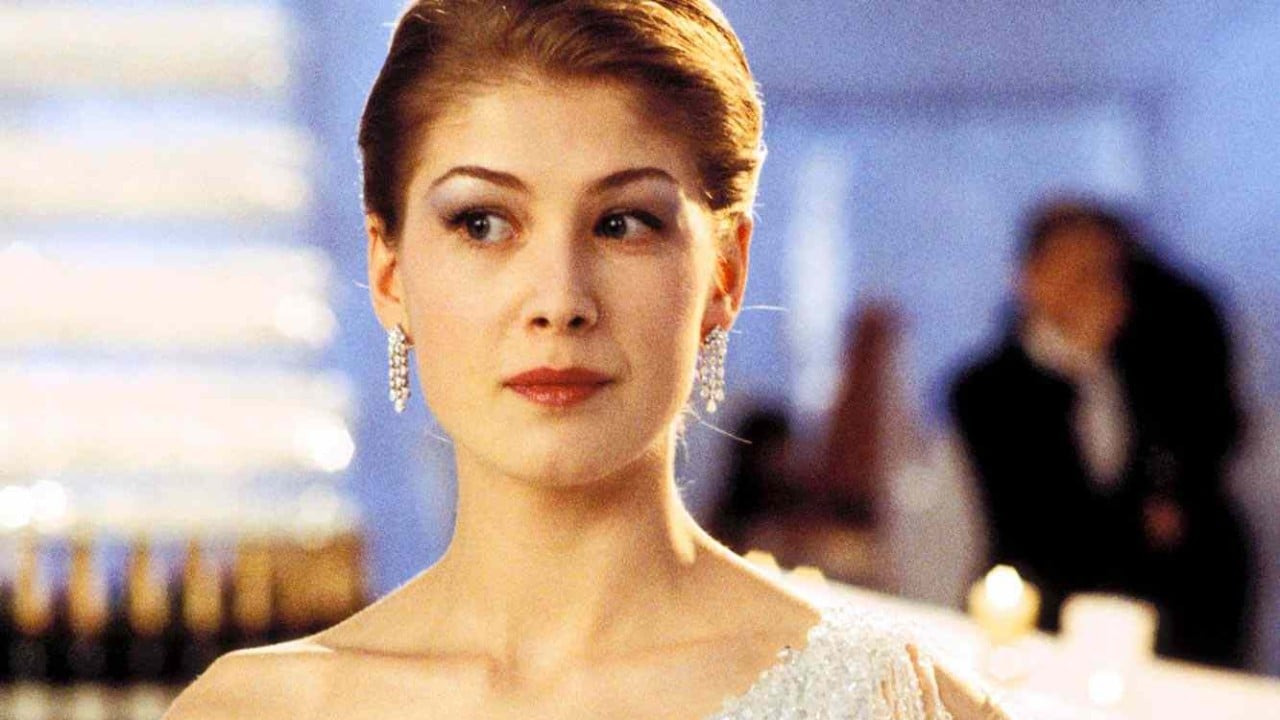 007 rosamund pike ricorda il provino come bond girl in cui le chiesero di spogliarsi e la ceretta a pierce brosnan da Comingsoon.it 007 rosamund pike ricorda il provino come bond girl in cui le chiesero di spogliarsi e la ceretta a pierce brosnan