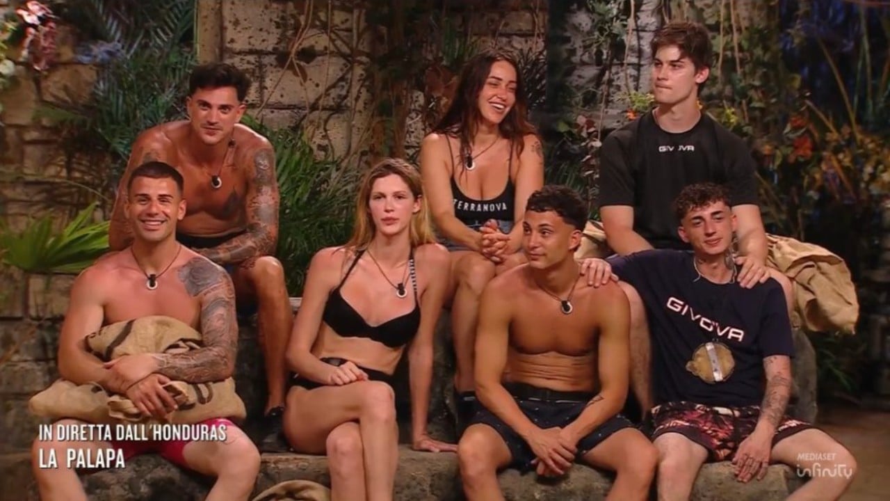 Isola dei Famosi: scoppia la lite tra fra Spadino, Leonardo Brum, Teresanna Pugliese e Lorenzo Tano Isola dei Famosi: scoppia la lite tra fra Spadino, Leonardo Brum, Teresanna Pugliese e Lorenzo Tano