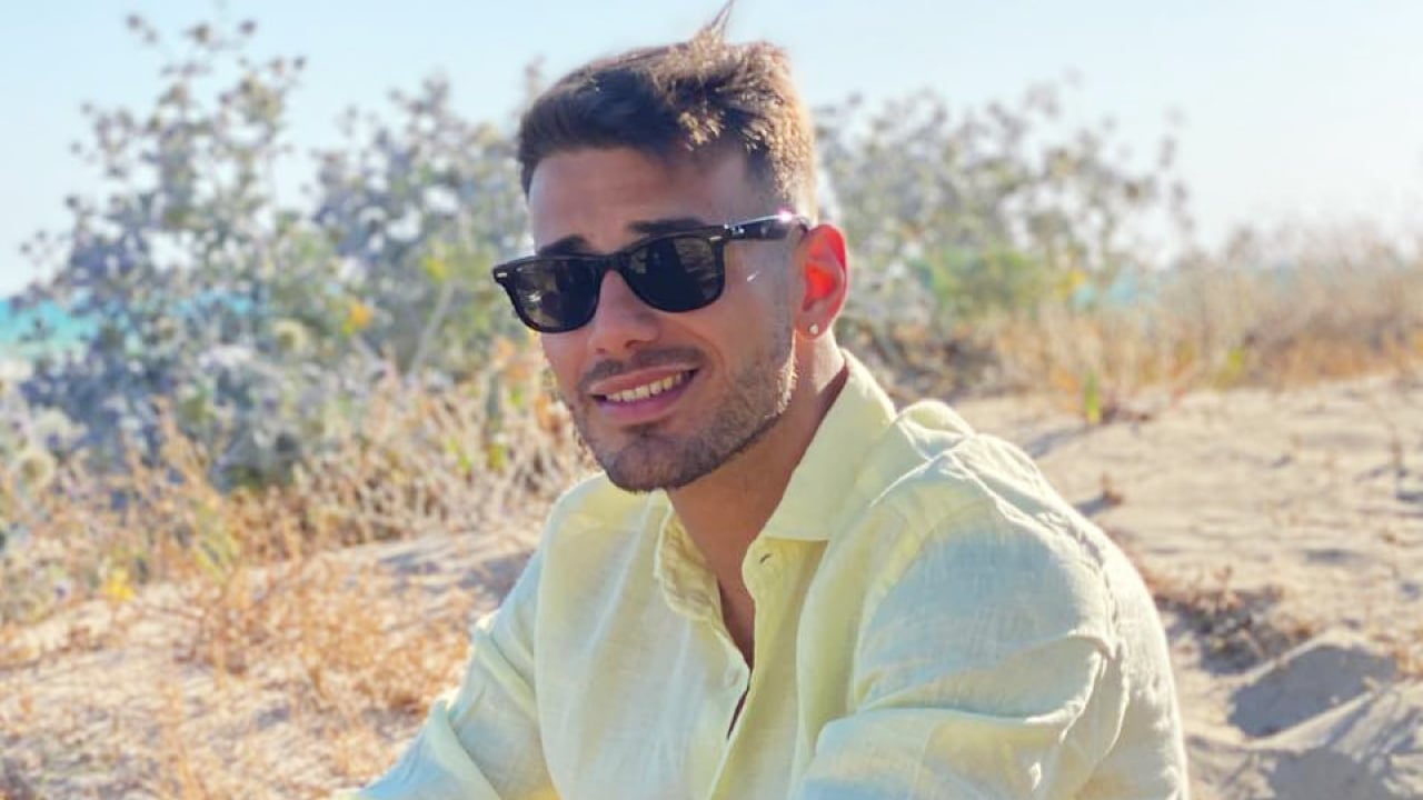 Isola dei Famosi: Chi è Angelo Famao? Età, canzoni, fidanzata. Tutto sul Concorrente del Reality Show di ...