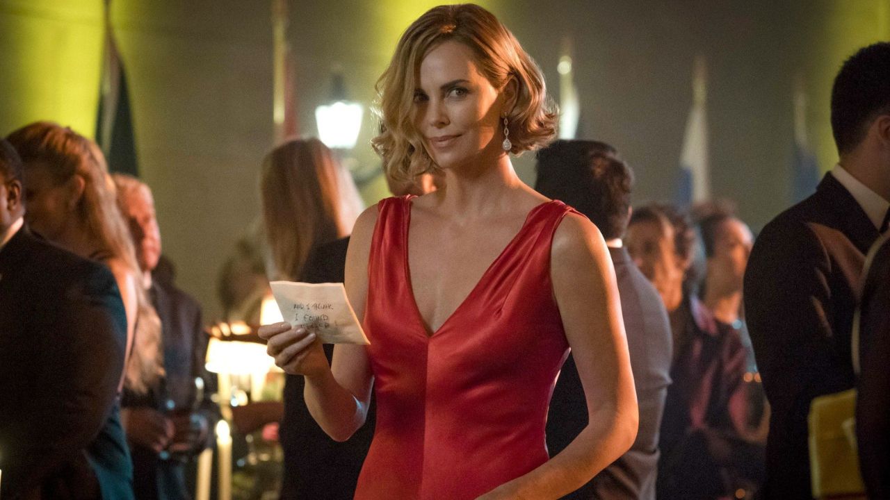 Apex, Charlize Theron e l'acrobazia senza imbracatura costatale una frattura del dito: "Un miracolo che sia qui"