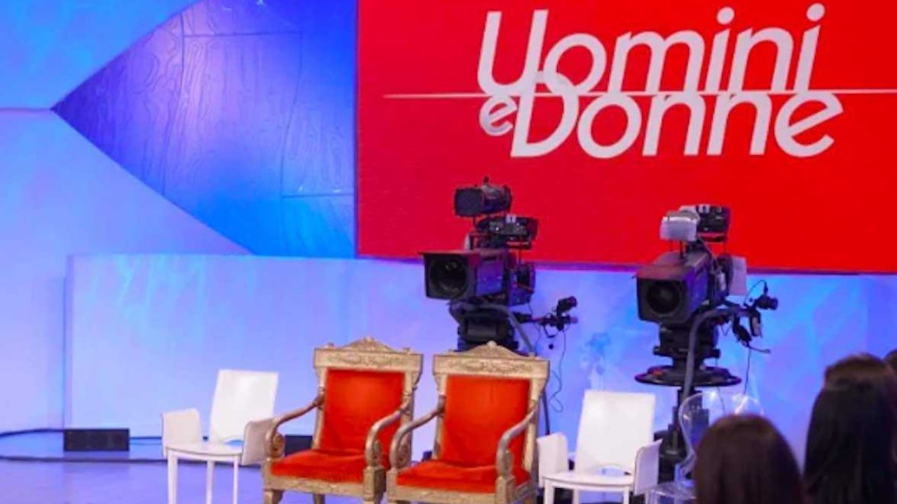 Uomini e Donne, ex tronista racconta alcuni retroscena inediti sul dating show e su Maria De Filippi svela che...