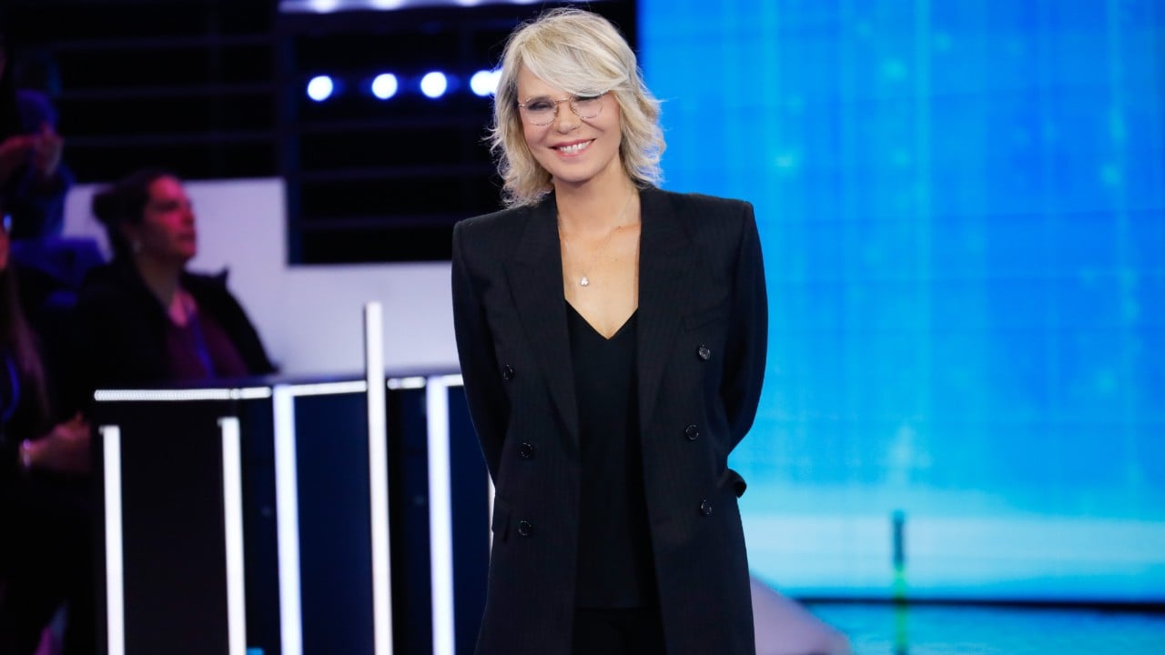 amici 24 in onda stasera su canale 5 la finale sarah toscano e carl brave tra gli ospiti in studio