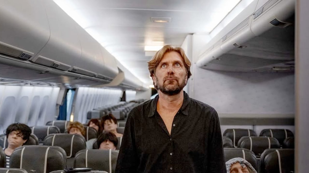 The Entertainment System Is Down: Ruben Östlund torna con una nuova satira ad alta quota con Keanu Reeves The Entertainment System Is Down: Ruben Östlund torna con una nuova satira ad alta quota con Keanu Reeves