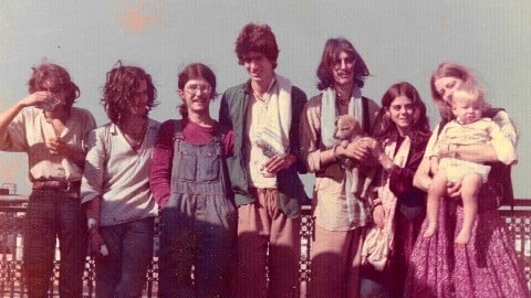 i nipoti dei fiori la recensione del documentario sulla storia personale dei figli degli hippie italiani da Comingsoon.it i nipoti dei fiori la recensione del documentario sulla storia personale dei figli degli hippie italiani
