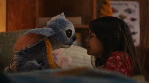 Lilo & Stitch, dal personaggio eliminato alla scena post-credits: 5 differenze tra classico Disney e live-action 
