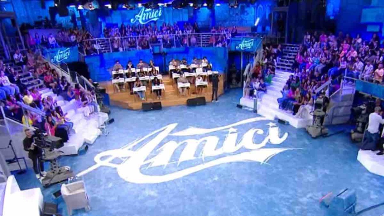 amici ex allieva sbotta sui social e replica alle critiche non finiamo nel dimenticatoio ma