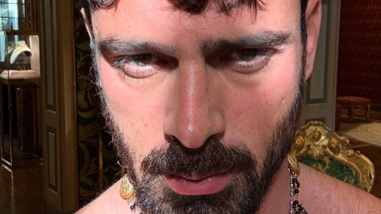 michele morrone ecco quale misterioso simbolo ha tatuato nel suo punto più intimo