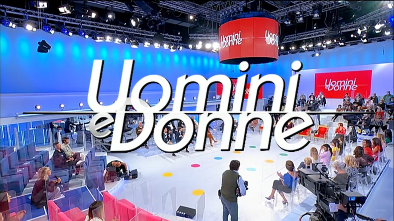 Uomini e Donne, nota e amata comica confessa: "Ecco chi sceglierei tra i corteggiatori" Uomini e Donne, nota e amata comica confessa: "Ecco chi sceglierei tra i corteggiatori"
