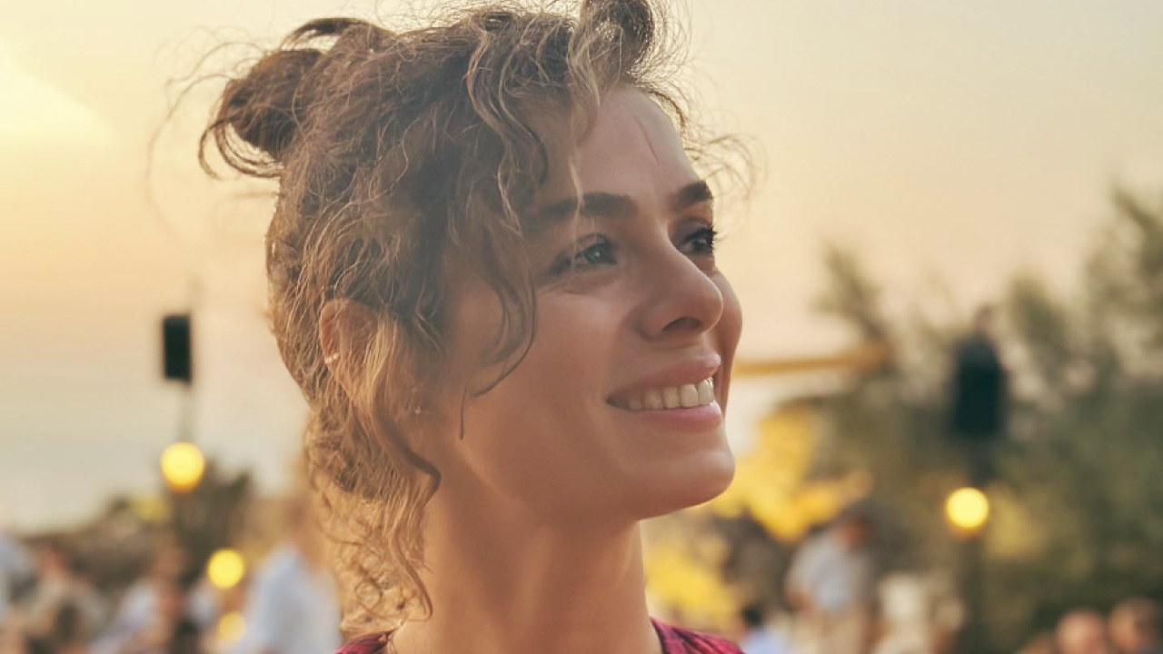 la forza di una donna chi è ozge ozpirincci tutto sulla coraggiosa bahar della soap turca