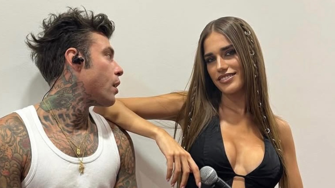 Fedez e Clara, spunta la foto del bacio ma le smentisce tutto Fedez e Clara, spunta la foto del bacio ma le smentisce tutto