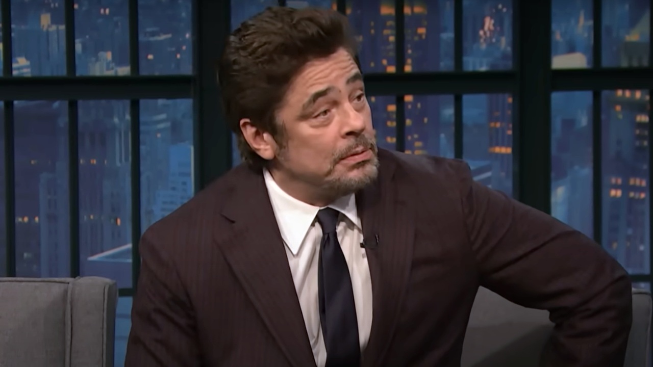 Benicio Del Toro fermato in aeroporto dagli addetti alla sicurezza aerea per il copione... sospetto de La trama fenicia Benicio Del Toro fermato in aeroporto dagli addetti alla sicurezza aerea per il copione... sospetto de La trama fenicia