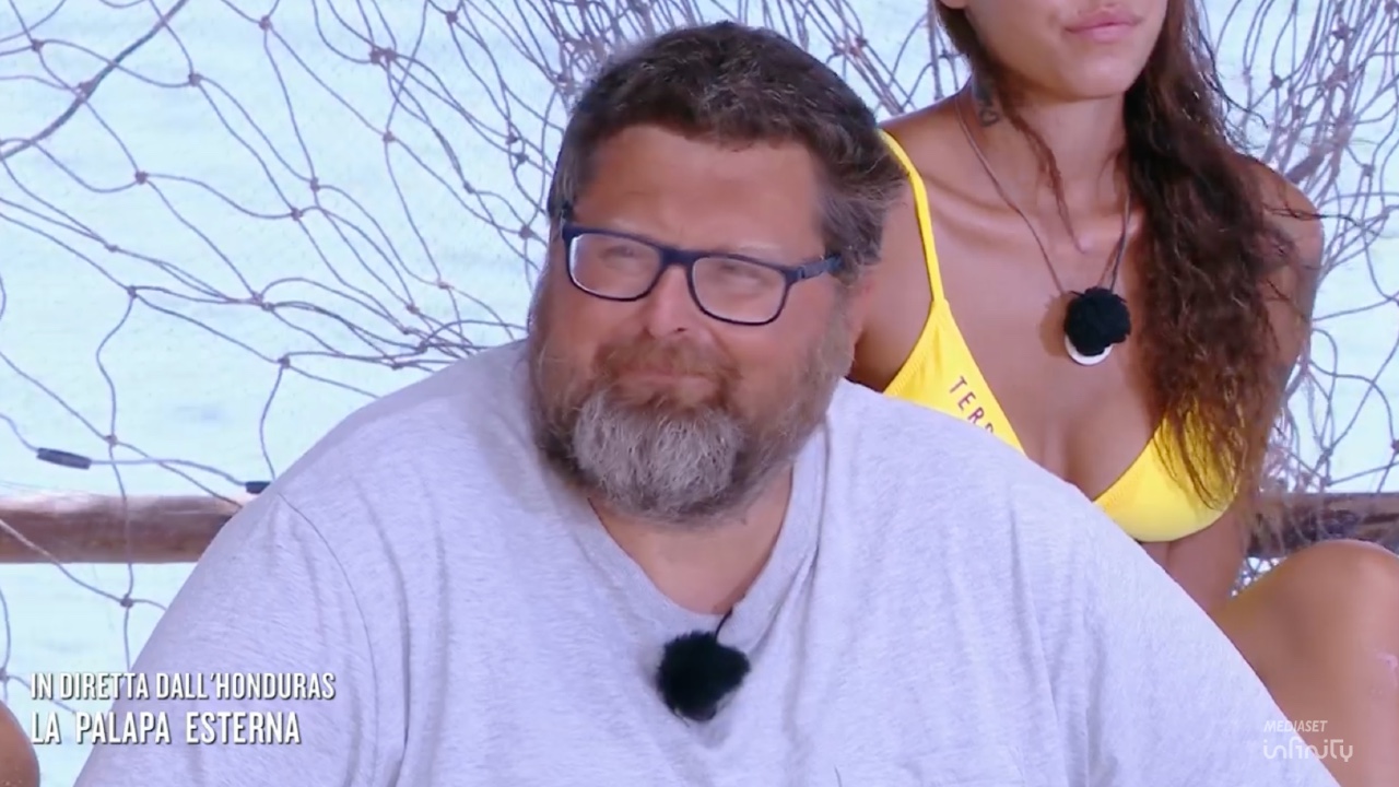 Isola dei Famosi, Mario Adinolfi si fa rasare i capelli per mangiare una bistecca (VIDEO)