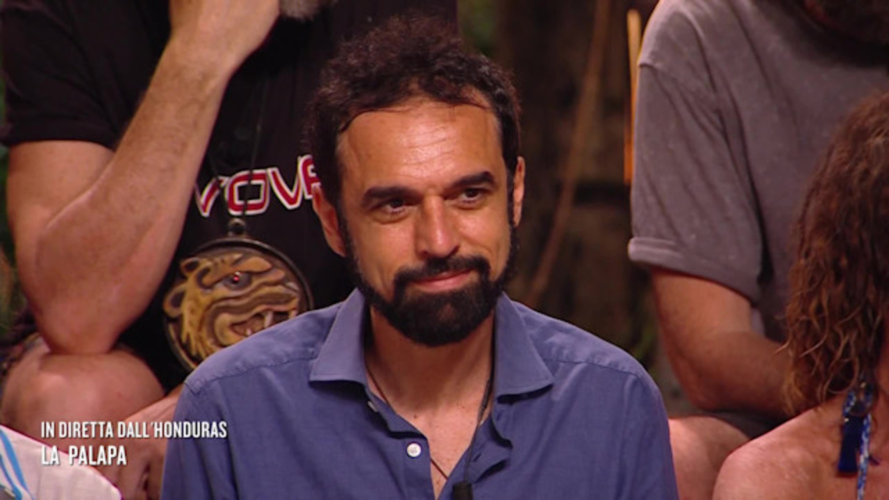 Isola dei Famosi, la moglie di Dino Giarrusso rivela: "È stato poco furbo, alcuni concorrenti sono animali da reality" Isola dei Famosi, la moglie di Dino Giarrusso rivela: "È stato poco furbo, alcuni concorrenti sono animali da reality"