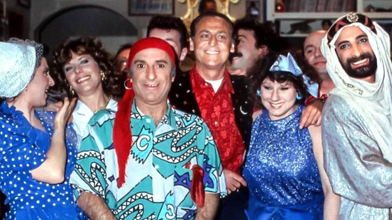 Quelli della Notte... in cattedra: 40 anni dopo, la folle anarchia di Casa Arbore fa ancora scuola Quelli della Notte... in cattedra: 40 anni dopo, la folle anarchia di Casa Arbore fa ancora scuola