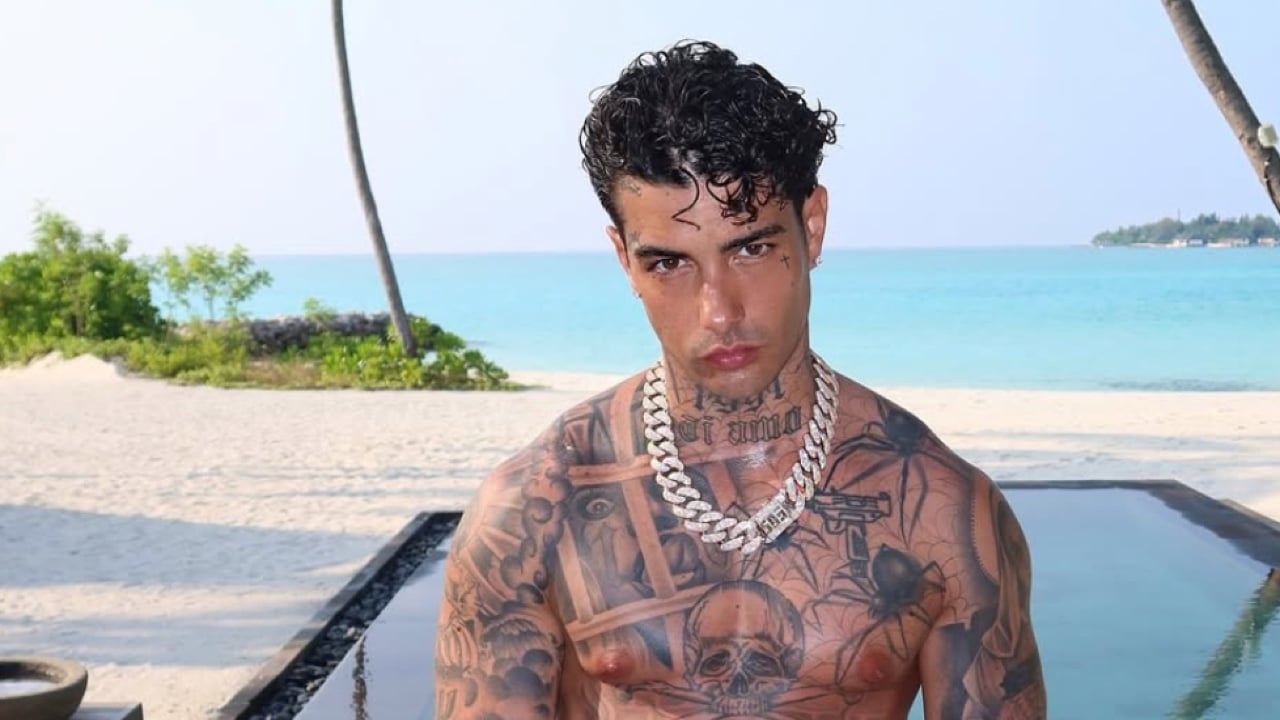 Tony Effe fa delle precisazioni su Sanremo, poi parla della figlia con Giulia De Lellis Tony Effe fa delle precisazioni su Sanremo, poi parla della figlia con Giulia De Lellis