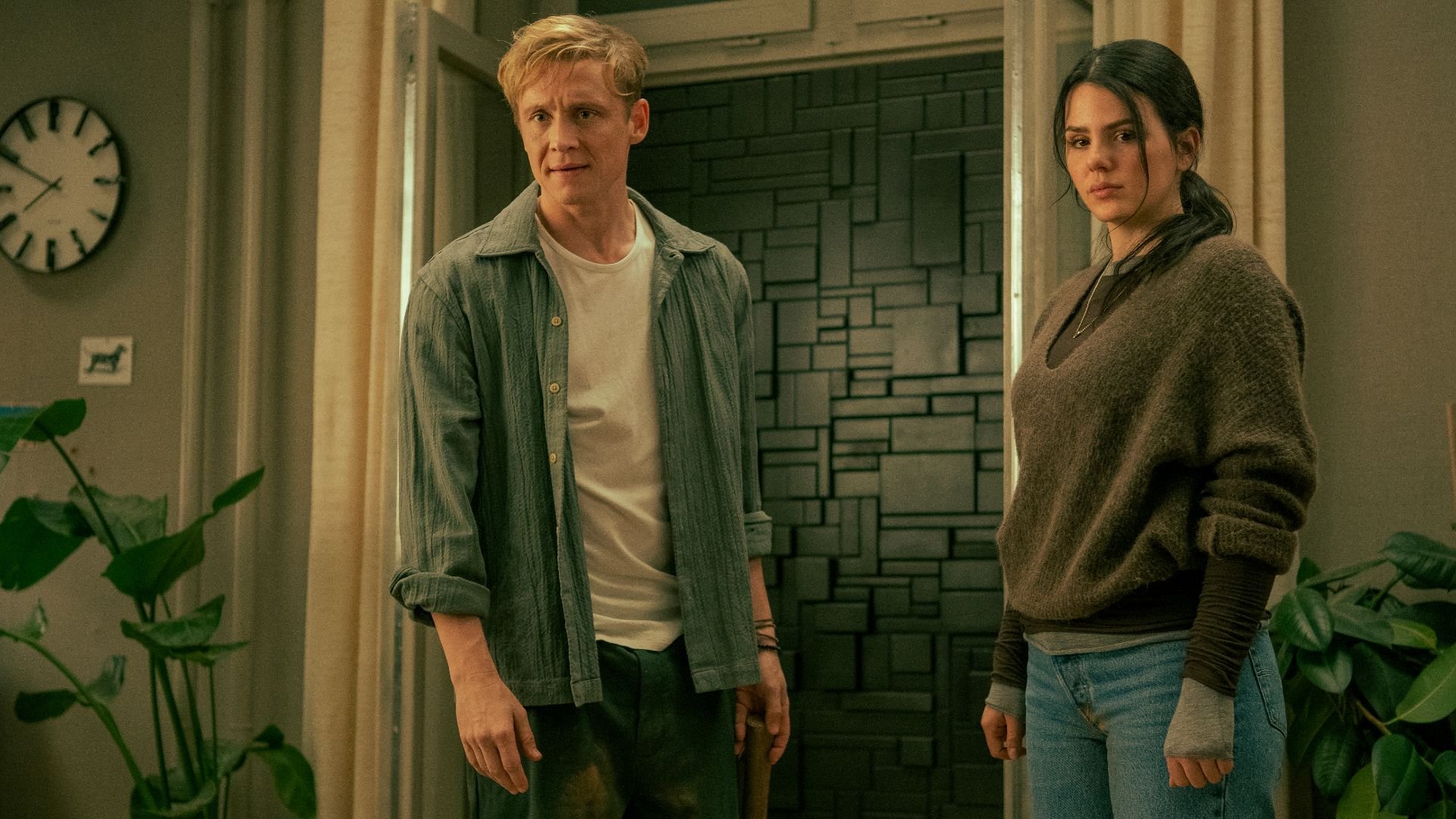 brick il trailer ufficiale del fanta thriller in arrivo su netflix