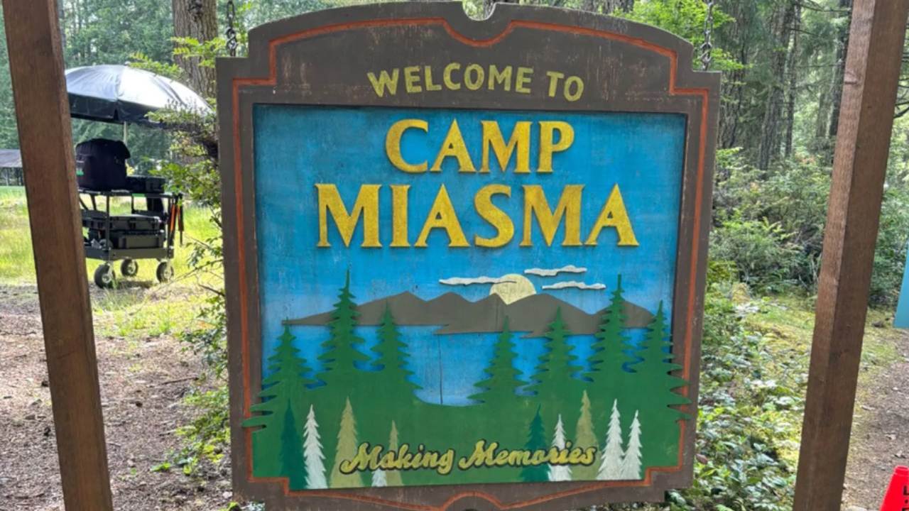 teenage sex and death at camp miasma concluse le riprese del bizzarro slasher queer con gillian anderson e hannah einbinder