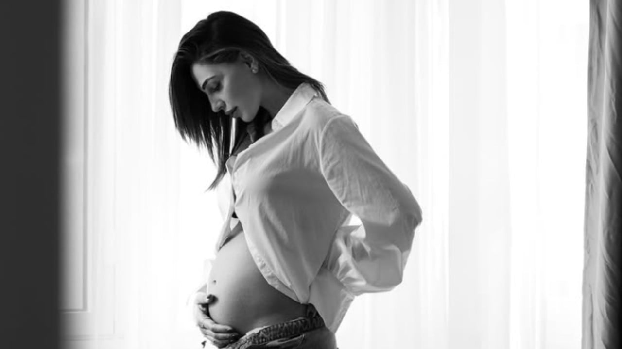 Anna Tatangelo è in dolce attesa, lo scatto sui social e la dedica al futuro nascituro: "Oggi sei tu la mia ...