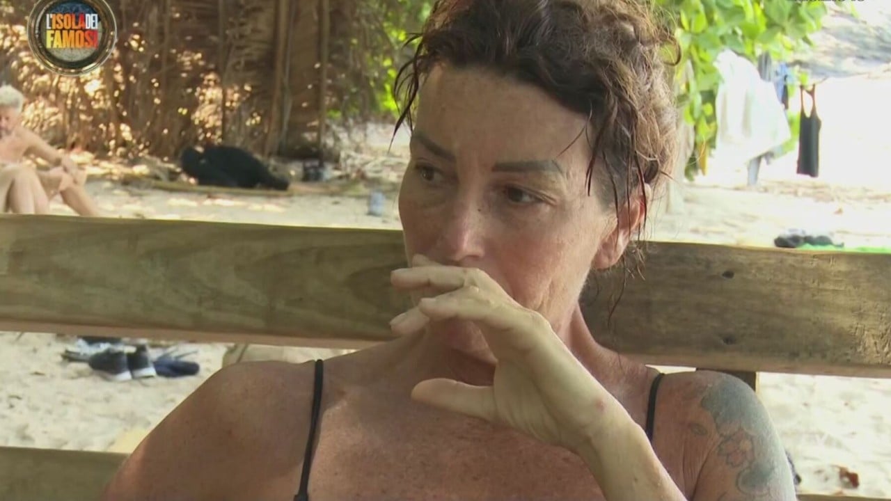 Isola dei Famosi, Cristina Plevani finisce nel mirino di un Isola dei Famosi, Cristina Plevani finisce nel mirino di un