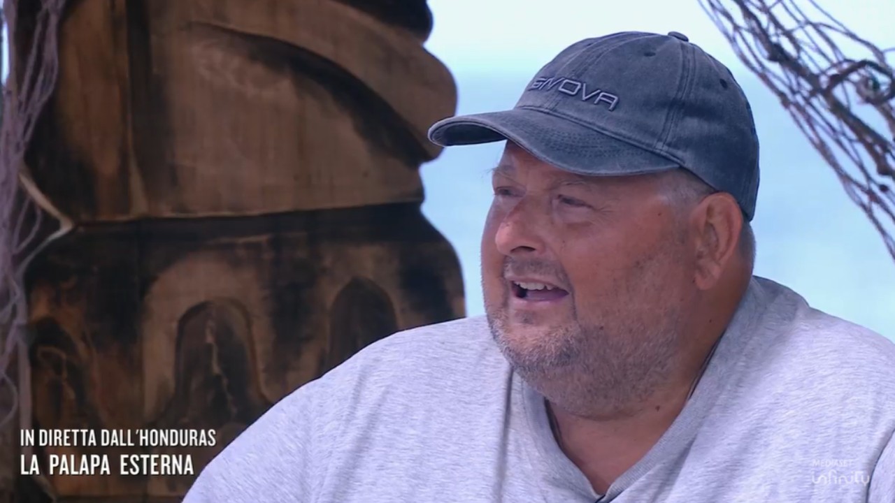 Isola dei Famosi, Adinolfi si schiera dalla parte di Cristina Plevani e critica Dino Giarrusso Isola dei Famosi, Adinolfi si schiera dalla parte di Cristina Plevani e critica Dino Giarrusso