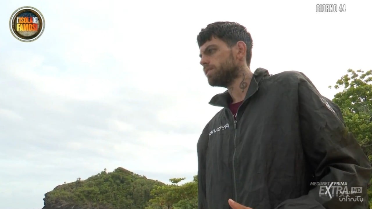Isola dei Famosi: Jey Lillo affronta Mario Adinolfi, la reazione di Teresanna Pugliese e Loredana Cannata (VIDEO) Isola dei Famosi: Jey Lillo affronta Mario Adinolfi, la reazione di Teresanna Pugliese e Loredana Cannata (VIDEO)