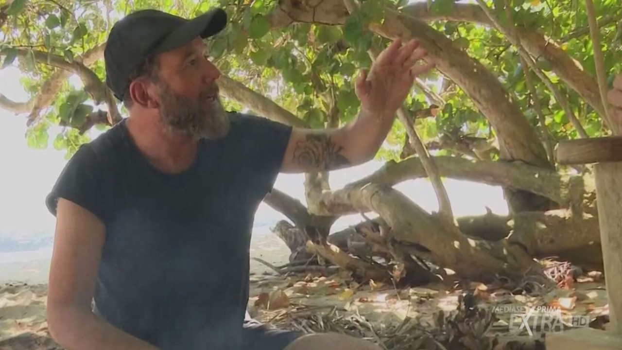 Isola dei Famosi, Paolo Vallesi contro Dino Giarrusso: "Sei insopportabile, a tutto c Isola dei Famosi, Paolo Vallesi contro Dino Giarrusso: "Sei insopportabile, a tutto c