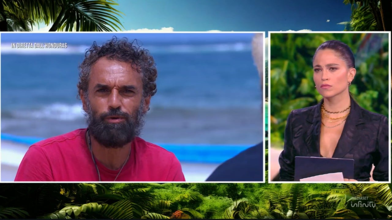 Isola dei Famosi, Dino Giarrusso si scusa in diretta: "Un vero uomo è colui che ammette i propri errori" (VIDEO)