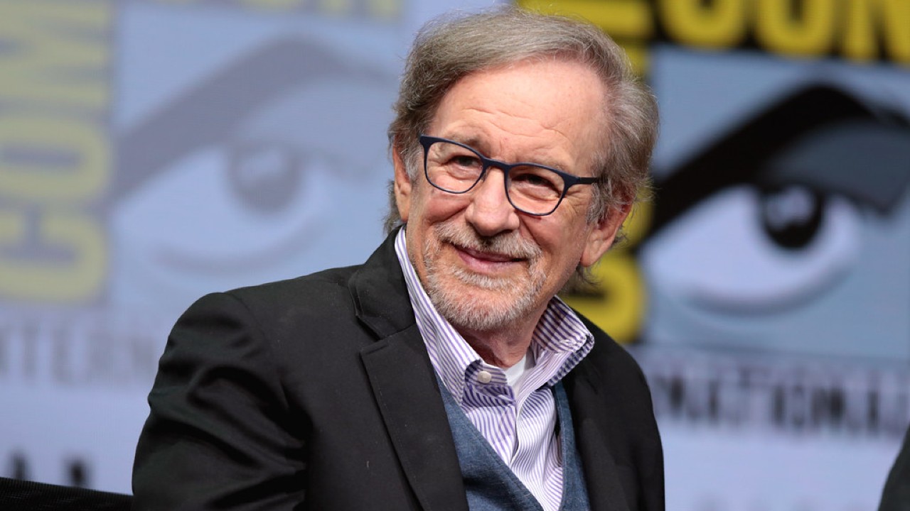 steven spielberg mostra del girato del nuovo film niente alieni emily blunt contro un treno colin firth supercattivo