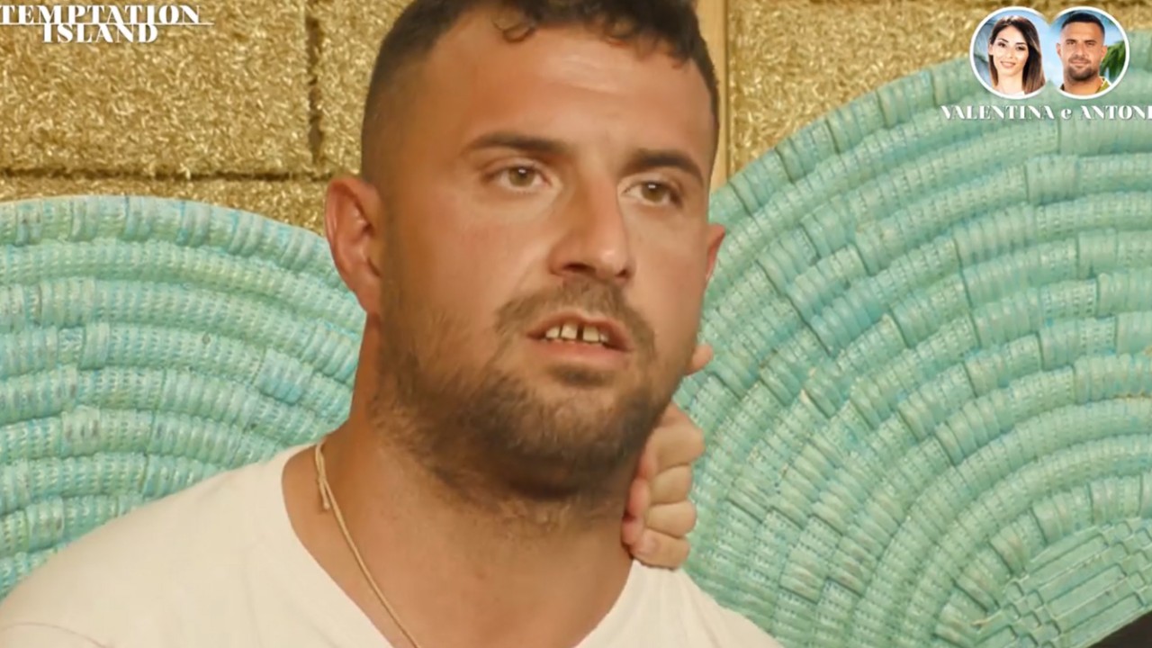 Temptation Island, Antonio furioso contro Valentina minaccia di lasciare il villaggio: "La sto anche rispettando" (VIDEO) Temptation Island, Antonio furioso contro Valentina minaccia di lasciare il villaggio: "La sto anche rispettando" (VIDEO)