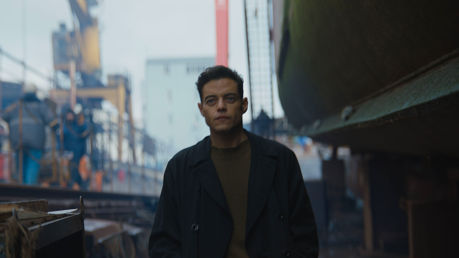 operazione vendetta in streaming su disney il bel film di spionaggio con rami malek